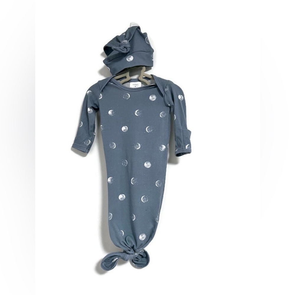 Aden + Anais knotted onesie with matching cap, unisex, size 0-3 months